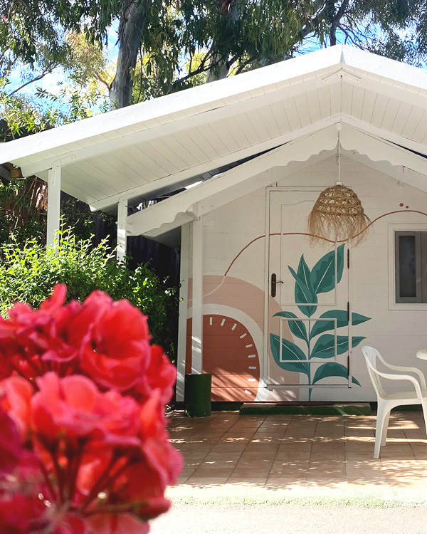 bungalow pintado para decoracion por amuralarte para camping torre la sal